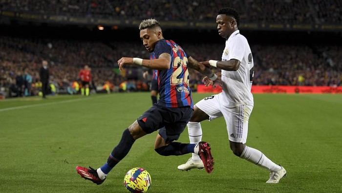 Raphinha BARCELONA, SPAIN - MARCH 19: Barcelonas Brazilian forward Raphinha vies with Real Madrids forward Vinicius Jr ( R ) during the Spanish League football Match between FC Barcelona vs Real Madrid CF at the Camp Nou stadium in Barcelona on March 19, 2023. (Photo by Adria Puig/Anadolu Agency via Getty Images)