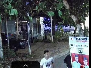 Banner Paslon Pilbup Bondowoso Dirusak, Pelaku Terekam CCTV Banner Paslon Pilbup Bondowoso Dirusak, Pelaku Terekam CCTV