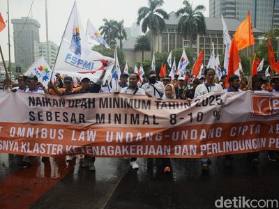 Ribuan Buruh Demo di Patung Kuda, Tuntut Kenaikan Upah 10%