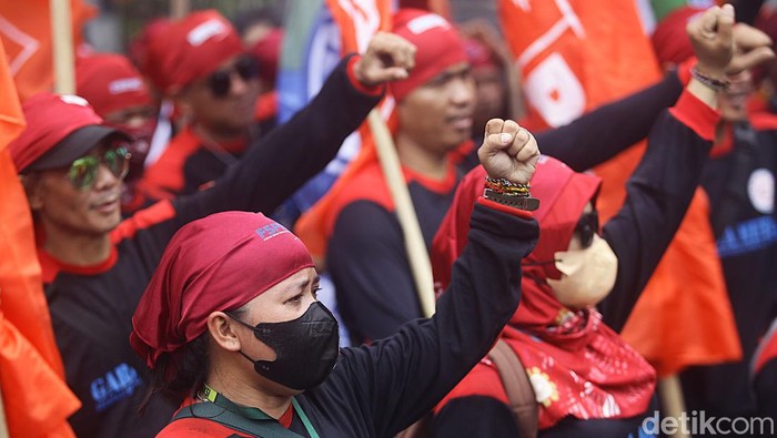 Ribuan Buruh Demo di Kawasan Patung Kuda, Tuntut Kenaikan Upah 10% Ribuan buruh hari ini menggelar massa agresi unjuk rasa menuntut peningkatan upah sampai 10%. Aksi ini akan berjalan di depan Istana Negara, Jakarta.