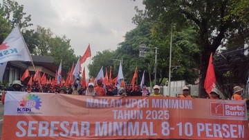 Hujan Tak Surutkan Ribuan Buruh Demo Tuntut Upah Naik 10%