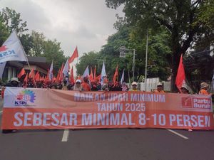 Hujan Tak Surutkan Ribuan Buruh Demo Tuntut Upah Naik 10% Hujan Tak Surutkan Ribuan Buruh Demo Tuntut Upah Naik 10%