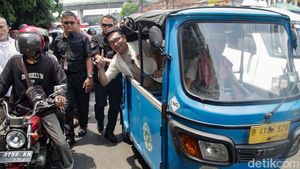 Momen RK Blusukan dan Naik Bajaj di Pasar Kebayoran Lama