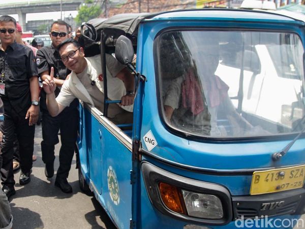 Momen RK Blusukan dan Naik Bajaj di Pasar Kebayoran Lama
