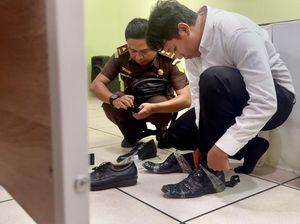 Kisah CPNS di Kalsel Ikuti Tes Pakai Sepatu Rusak Penuh Lakban Kisah CPNS di Kalsel Ikuti Tes Pakai Sepatu Rusak Penuh Lakban