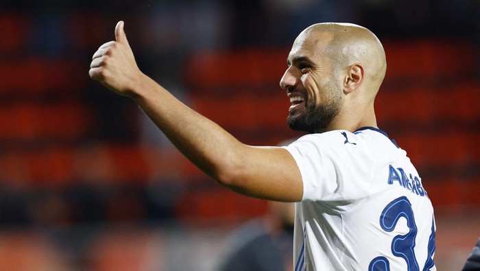 Soccer Football - Europa League - FC Twente v Fenerbahce - De Grolsch Veste, Enschede, Netherlands - October 3, 2024 Fenerbahces Sofyan Amrabat at the end of the match REUTERS/Piroschka Van De Wouw