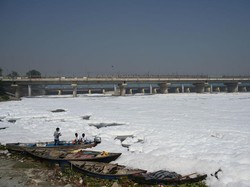 Video: Penampakan Hamparan Busa Beracun di Sungai Yamuna India