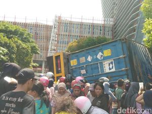 Truk Angkut Minyak Goreng Terbalik di Halaman UNM Makassar