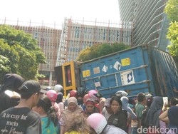 Truk Angkut Minyak Goreng Terbalik di Halaman UNM Makassar