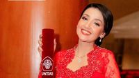 8 Foto Tsania Marwa Wisuda S-2 Psikologi, Menawan Dalam Balutan Kebaya Merah