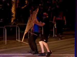 Video Rusuhnya Fans Barcelona: Lempar Suar hingga Pagar ke Arah Polisi Video Rusuhnya Fans Barcelona: Lempar Suar hingga Pagar ke Arah Polisi