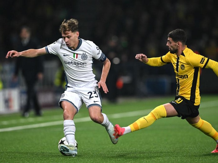 BERN, SWITZERLAND - OCTOBER 23: Nicolo Barella of Internazionale controls the ball against Kastriot Imeri of Young Boys during the UEFA Champions League 2024/25 League Phase MD3 match between BSC Young Boys and FC Internazionale Milano at Stadion Wankdorf on October 23, 2024 in Bern, Switzerland. (Photo by Image Photo Agency/Getty Images)