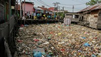 Jorok! Sungai Kahayan Palangka Raya Penuh Sampah