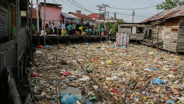 Jorok! Sungai Kahayan Palangka Raya Penuh Sampah