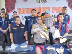 Perampok Sadis Kuras Brankas Minimarket di Bekasi, Kasir Dipukul Golok Perampok Sadis Kuras Brankas Minimarket di Bekasi, Kasir Dipukul Golok