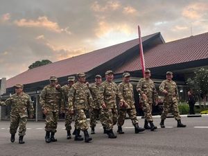 Anggota Kabinet Kompak Pakai Seragam Komcad Ikuti Parade Senja di Akmil