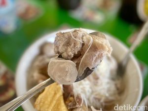 Video: Menikmati Bakso Bening Kikil Bang Gobar yang Super Kenyal Video: Menikmati Bakso Bening Kikil Bang Gobar yang Super Kenyal