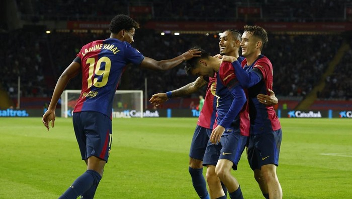 Soccer Football - LaLiga - FC Barcelona v Sevilla - Estadi Olimpic Lluis Companys, Barcelona, Spain - October 20, 2024 FC Barcelonas Pedri celebrates scoring their second goal with Marc Casado, Lamine Yamal and Raphinha REUTERS/Albert Gea