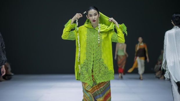Jenama BIN House kembali menunjukkan kepiawaiannya mengolah kain lewat koleksi 'Sekapur Sirih' di Jakarta Fashion Week 2025, Kamis (24/10).Credit: Jakarta Fashion Week / Dachri Megantara