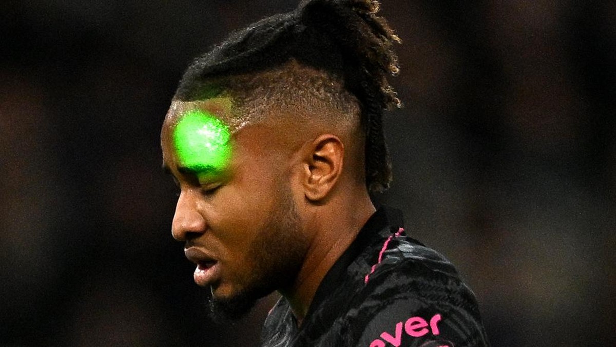 Laser hijau di wajah striker Chelsea, Christopher Nkunku. (Foto: Chelsea FC via Getty Images/Darren Walsh)