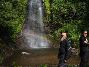 Viral Curug Ceret Naringgul, Tak Perlu Trekking Ada di Tepi Jalan Cianjur Viral Curug Ceret Naringgul, Tak Perlu Trekking Ada di Tepi Jalan Cianjur