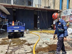 Masih Ada Asap, Damkar Lanjut Pendinginan di Ruko Mampang yang Terbakar