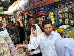 Sambangi Pasar Lawang, Emil Dardak Disambut Meriah Pedagang-Warga