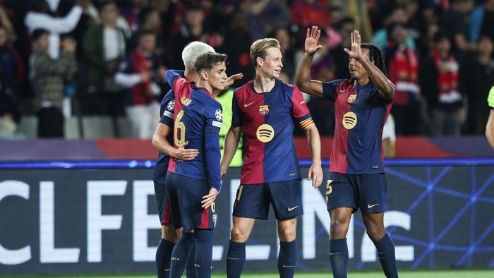 Jules Kounde of FC Barcelona celebrates the victory with Frenkie De Jong, Dani Olmo, and Pablo Gavi during the UEFA Champions League 2024/25 League Phase match between FC Barcelona and FC Bayern Munchen at Estadi Olimpic Lluis Companys in Barcelona, Spain, on October 23, 2024. (Photo by Gongora/NurPhoto via Getty Images)
