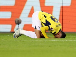Youssef En-Nesyri bersujud merayakan golnya.  