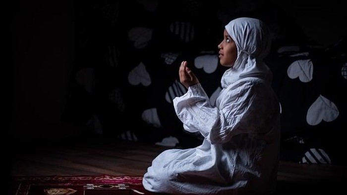 Ilustrasi Berdoa Ilustrasi anak berdoa.