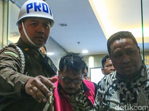 Video: Tampang Eks Pejabat MA, Tersangka Dugaan Suap Kasasi Ronald Tannur Video: Tampang Eks Pejabat MA, Tersangka Dugaan Suap Kasasi Ronald Tannur