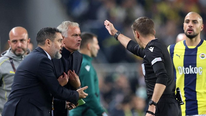 Soccer Football - Europa League - Fenerbahce v Manchester United - Sukru Saracoglu Stadium, Istanbul, Turkey - October 24, 2024 Fenerbahce coach Jose Mourinho reacts after being shown a red card by referee Clement Turpin REUTERS/Murad Sezer     TPX IMAGES OF THE DAY
