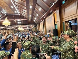 Pecah! Kabinet Prabowo Joget Bareng Taruna Akmil Magelang Usai Makan Malam