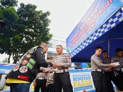 Korlantas Gelar Jumat Berkah, Bagikan Makan Siang Gratis ke Pengguna Jalan