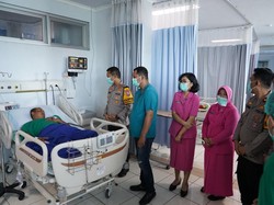 Satu Keluarga yang Tertimpa Pohon Tumbang Dijenguk Kapolres Mojokerto Kota