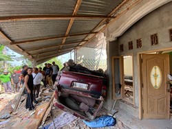 Mobil Terjun Timpa Rumah di Girimarto Wonogiri, 1 Orang Tewas