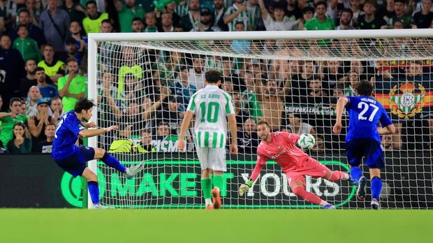 SEVILLE, SPAIN - OCTOBER 24: Kevin Diks of FC Copenhagen scores his team's first goal from a penalty kick during the UEFA Conference League 2024/25 League Phase MD2 match between Real Betis Balompie and F.C. Copenhagen at Estadio Benito Villamarin on October 24, 2024 in Seville, Spain. (Photo by Fran Santiago - UEFA/UEFA via Getty Images)
