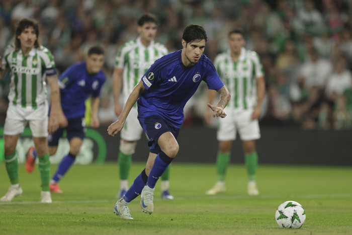 Copenhagens Kevin Diks, centre, prepares to take a penalty kick to score his sides first goal during the Europa Conference League soccer match between Betis and Copenhagen at the Benito Villamarin stadium in Seville, Spain, Thursday, Oct. 24, 2024. (AP Photo/Toni Rodriguez)