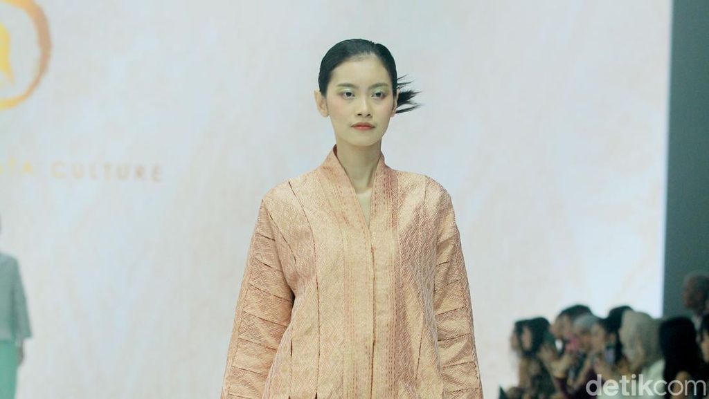 10 Koleksi Oscar Lawalata Culture di JFW 2025, Busana Tenun Songket Halaban 10 Koleksi Oscar Lawalata Culture di JFW 2025, Busana Tenun Songket Halaban