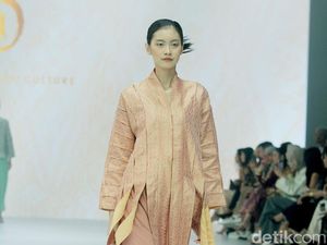 10 Koleksi Oscar Lawalata Culture di JFW 2025, Busana Tenun Songket Halaban 10 Koleksi Oscar Lawalata Culture di JFW 2025, Busana Tenun Songket Halaban