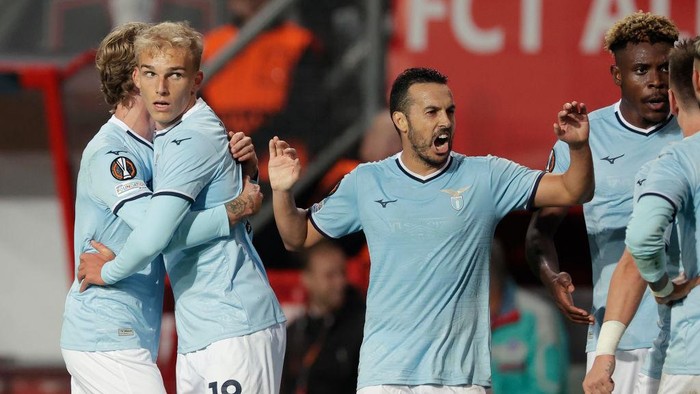 ENSCHEDE, NETHERLANDS - OCTOBER 24: Gustav Isaksen of Lazio celebrates 0-2 with Pedro of Lazio, Nicolo Rovella of Lazio, Fisayo Dele Bashiru of Lazio  during the UEFA Europa League   match between Fc Twente v Lazio at the De Grolsch Veste on October 24, 2024 in Enschede Netherlands (Photo by Stan Oosterhof/Soccrates/Getty Images)