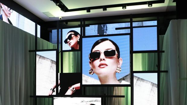 Linda Farrow Eyewear di Optik Seis