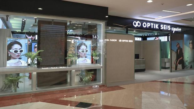 Linda Farrow Eyewear di Optik Seis