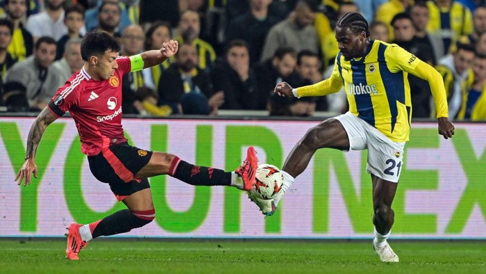 ISTANBUL, TURKIYE - OCTOBER 24: Bright Osayi-Samuel of Fenerbahce in action against Lisandro Martinez of Manchester United during the UEFA Europa League week 3 football match between Fenerbahce and Manchester United at Ulker Stadium in Istanbul, Turkiye on October 24, 2024. (Photo by Serhat Cagdas/Anadolu via Getty Images)