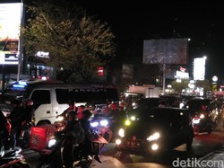 Jalan Urip-Perintis Makassar Macet Parah Malam Ini, Kendaraan Mengular 4 Km