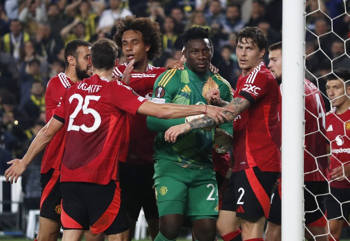 Soccer Football - Europa League - Fenerbahce v Manchester United - Sukru Saracoglu Stadium, Istanbul, Turkey - October 24, 2024 Manchester Uniteds Andre Onana, Manchester Uniteds Joshua Zirkzee, Manchester Uniteds Noussair Mazraoui, Manchester Uniteds Victor Lindelof and Manchester Uniteds Manuel Ugarte react REUTERS/Dilara Senkaya