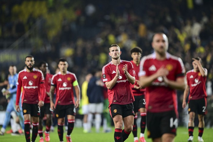ISTANBUL, TURKIYE - OCTOBER 24: Players of Manchester United greet fans after the UEFA Europa League week 3 football match between Fenerbahce and Manchester United at Ulker Stadium in Istanbul, Turkiye on October 24, 2024. (Photo by Oguz Yeter/Anadolu via Getty Images)