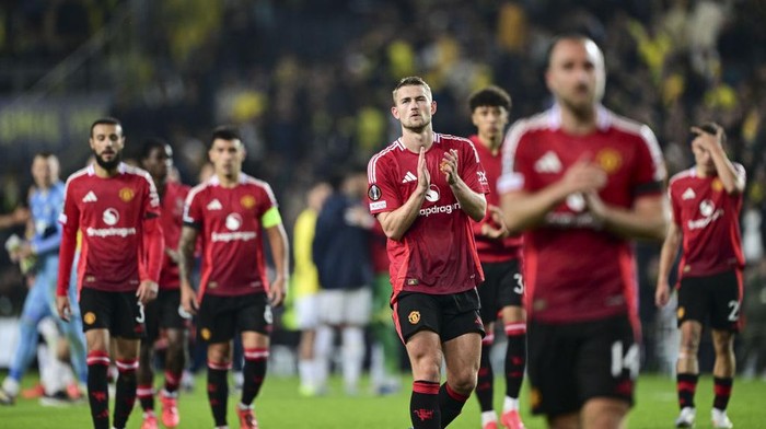 ISTANBUL, TURKIYE - OCTOBER 24: Players of Manchester United greet fans after the UEFA Europa League week 3 football match between Fenerbahce and Manchester United at Ulker Stadium in Istanbul, Turkiye on October 24, 2024. (Photo by Oguz Yeter/Anadolu via Getty Images)