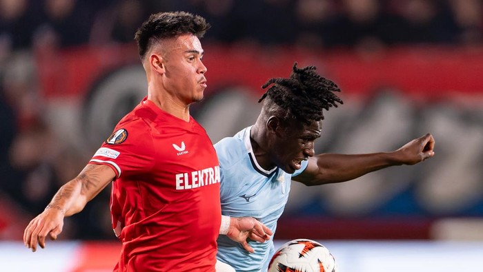 ENSCHEDE, NETHERLANDS - OCTOBER 24: Mees Hilgers of FC Twente battles for the ball with Loum Tchaouna of SS Lazio during the UEFA Europa League 2024/25 League Phase MD3 match between FC Twente and S.S. Lazio at FC Twente Stadium on October 24, 2024 in Enschede, Netherlands. (Photo by Joris Verwijst/BSR Agency/Getty Images)