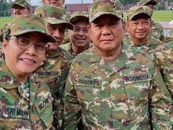 Sri Mulyani-Airlangga Unggah Selfie Pakai Seragam Komcad di Akmil Magelang